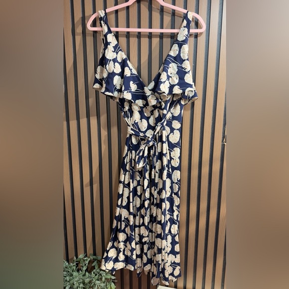 Diane Von Furstenberg DVF Naya Wrap Dress Size M pristine condition - Picture 11 of 13